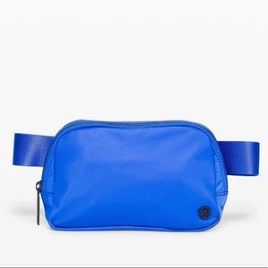 Lululemon Everywhere belt bag in blue bell
